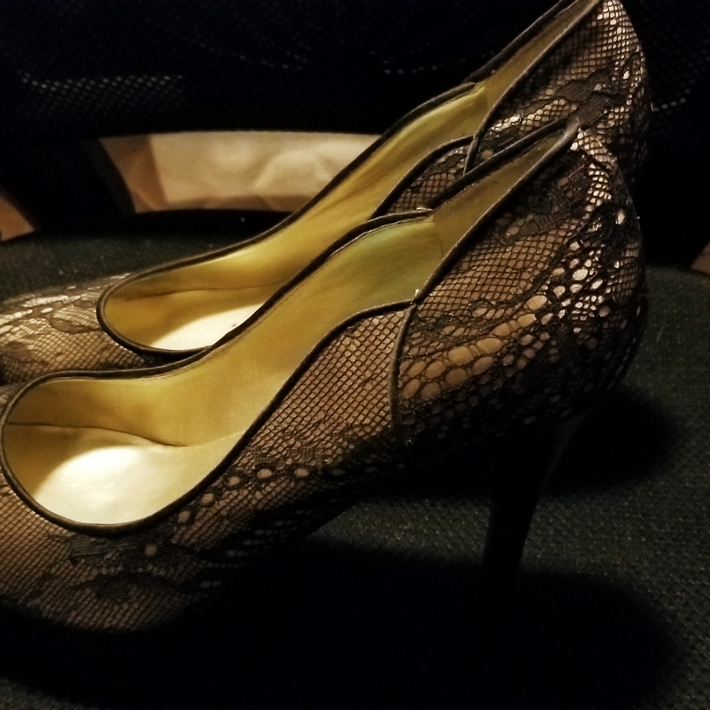Guess stiletto pumps gold with black lace print